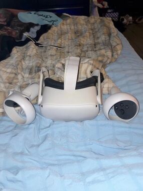 Oculus White Standalone VR Headset with White Controllers